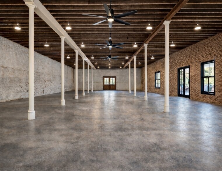 More Photos Of 114 N Houston Ave, Denison Office For Sale