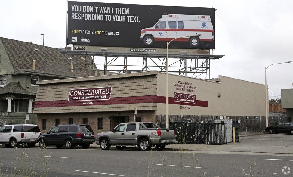 Primary Photo Of 508-510 W MacArthur Blvd, Oakland Showroom For Sale