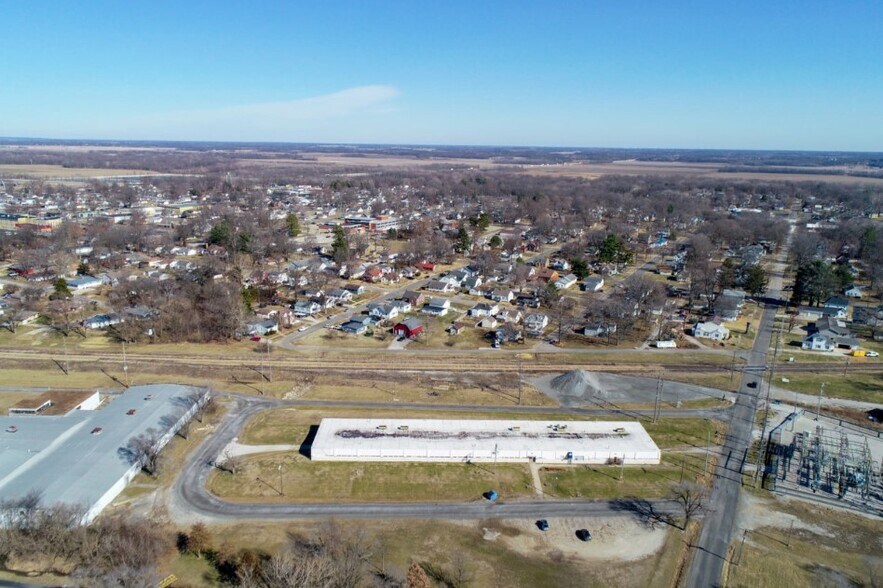 More Photos Of 1015 W Jefferson St, Vandalia Warehouse For Lease
