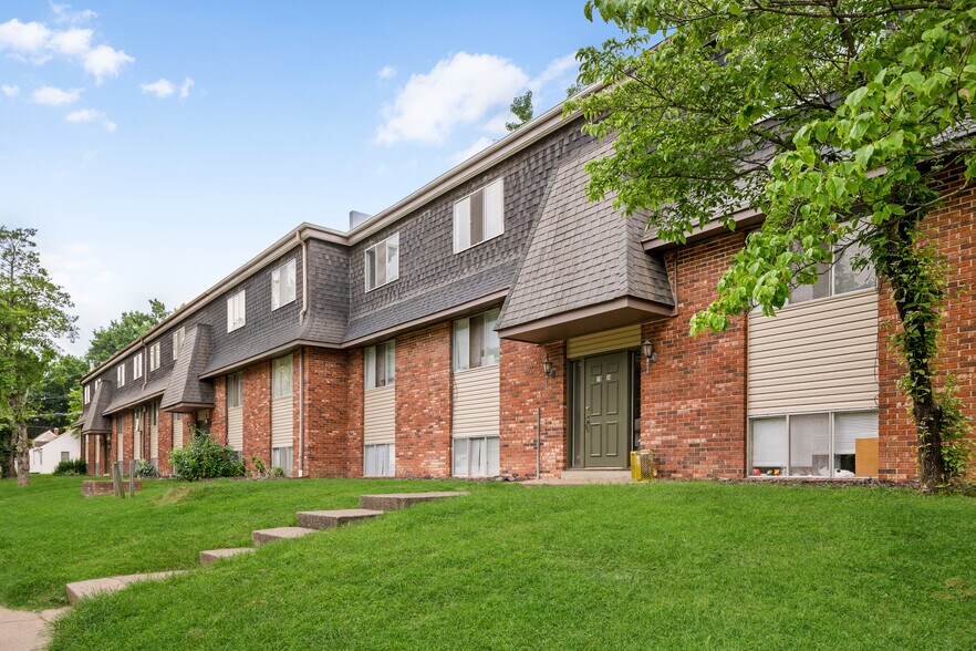 More Photos Of 400 N Oakland Ave, Carbondale Apartments For Sale