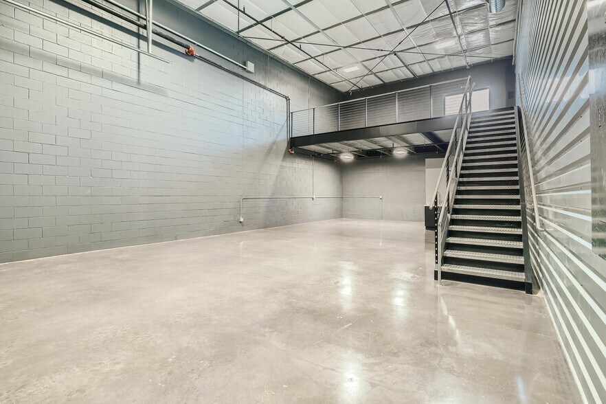 More Photos Of 11 NW Frontage Rd, Fort Collins Showroom For Lease