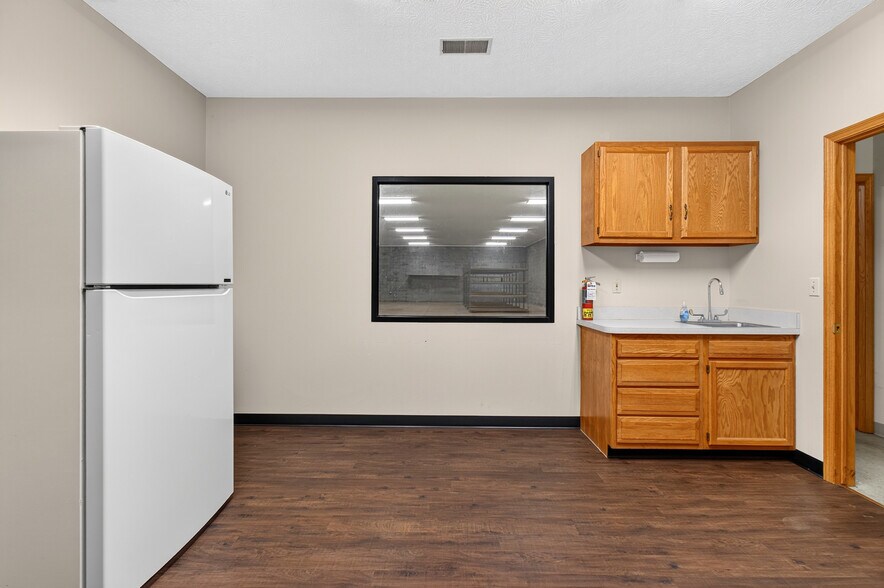 More Photos Of 5240 Cleveland Ave, Wooster Flex For Sale