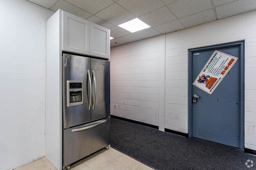 More Photos Of 465 Turnpike St, Canton Manufacturing For Lease