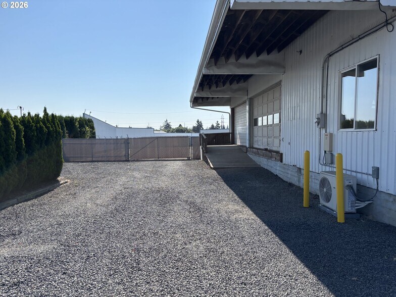 More Photos Of 1466 NE Lafayette Ave, McMinnville Flex For Lease