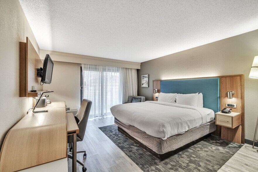 More Photos Of 1917 Coliseum Dr, Hampton Hotel For Sale