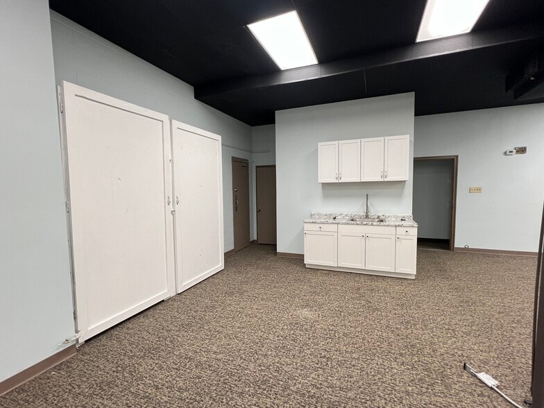 More Photos Of 211 W 3rd St, Taylor Office For Lease