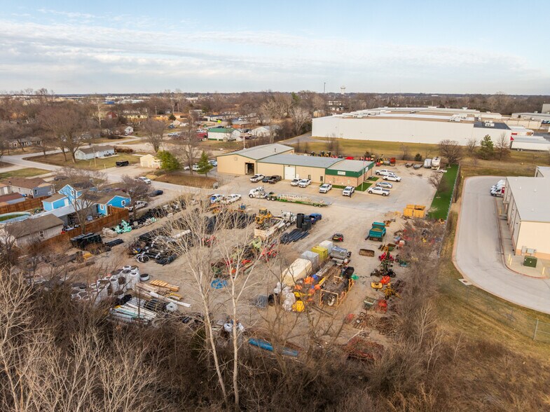 More Photos Of 1621 Se Summit St, Lee's Summit Light Distribution For Lease