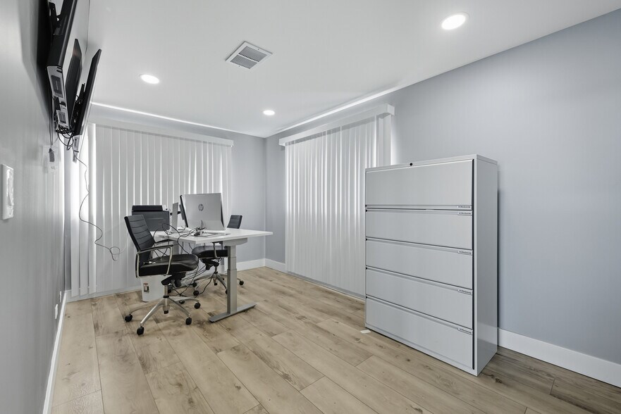 More Photos Of 801 W Grant Hwy, Marengo Showroom For Lease
