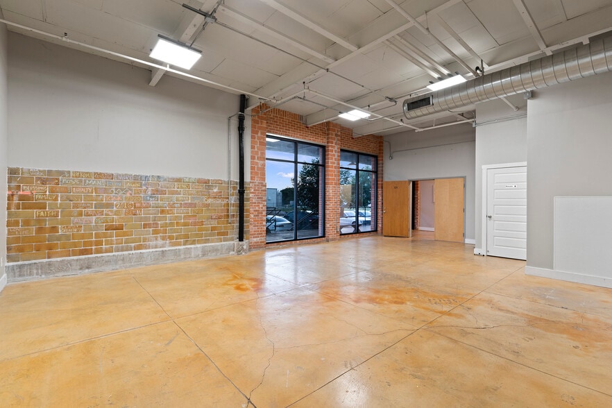 More Photos Of 3363 E Commerce St, San Antonio Warehouse For Sale