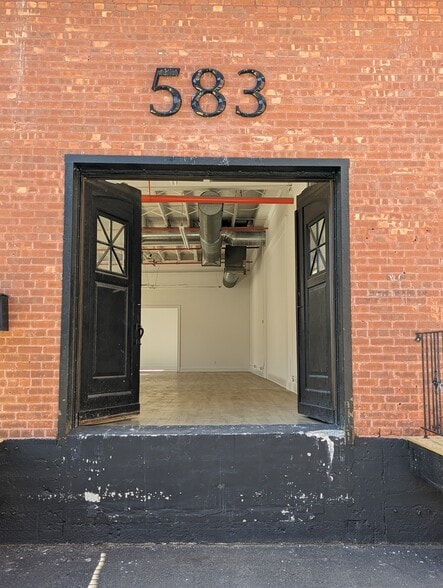 More Photos Of 583 Pacific St, Stamford Freestanding For Lease