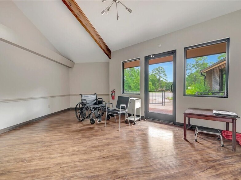 More Photos Of 202 S Temple Dr, Diboll Flex For Lease