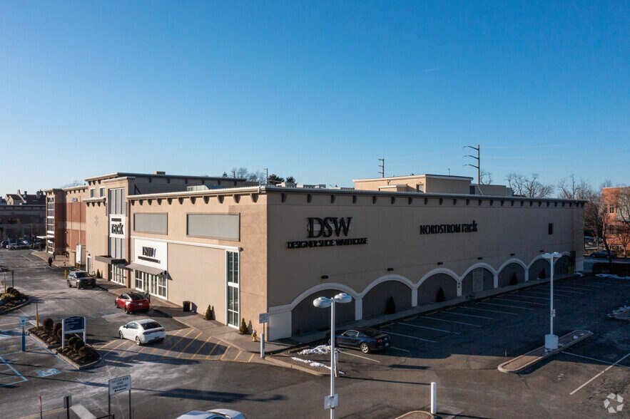 More Photos Of 1380 Northern Blvd, Manhasset Unknown For Lease