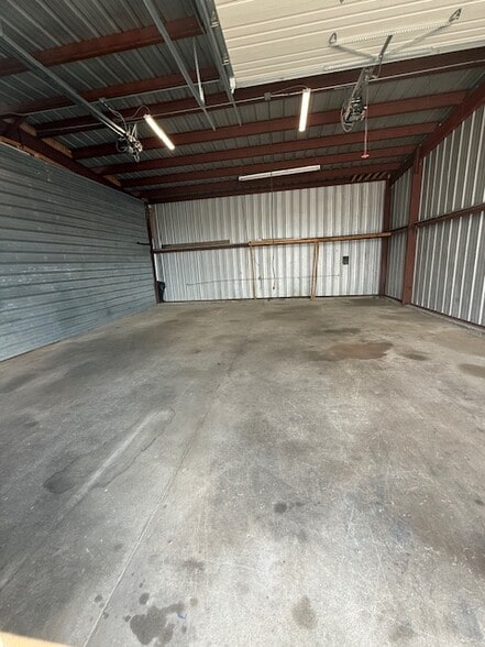 More Photos Of 4103 W Sunshine St, Springfield Warehouse For Lease