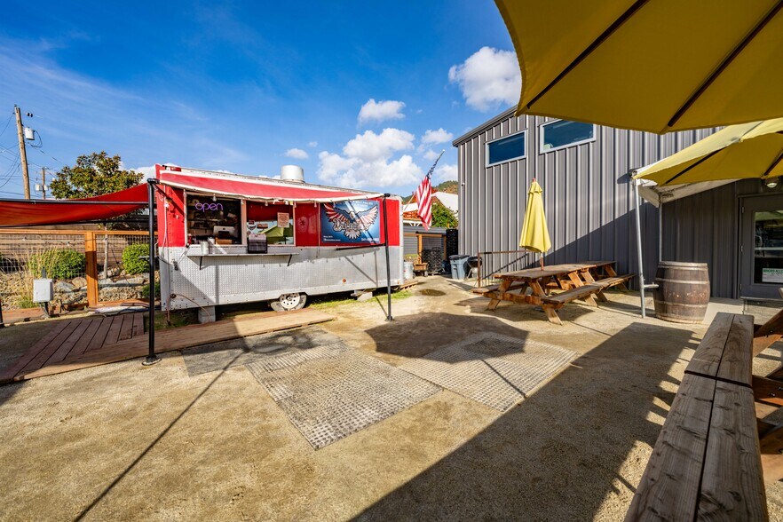 More Photos Of 1863 NW Washington Blvd, Grants Pass General Retail For Sale