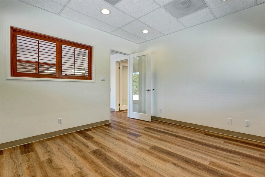 More Photos Of 7448 Deering Ave, Canoga Park Industrial For Sale