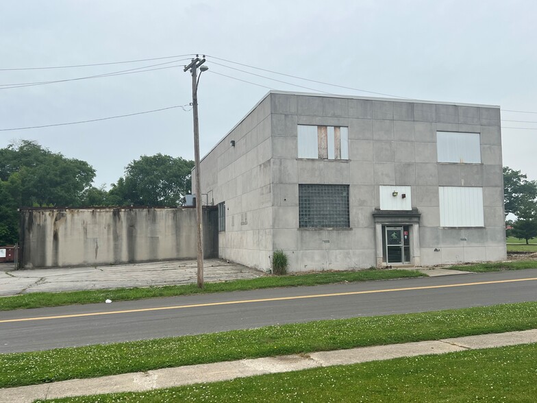 Primary Photo Of 616 N Jackson St, Danville Warehouse For Sale