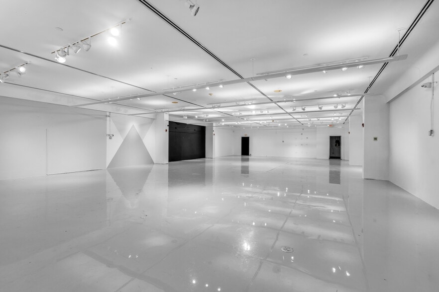 More Photos Of 721 Collins Ave, Miami Beach Storefront For Sale