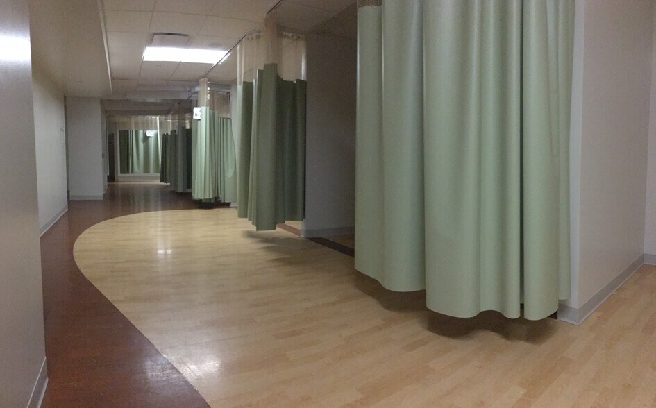 More Photos Of 901-934 Center St, Elgin Hospital For Sale