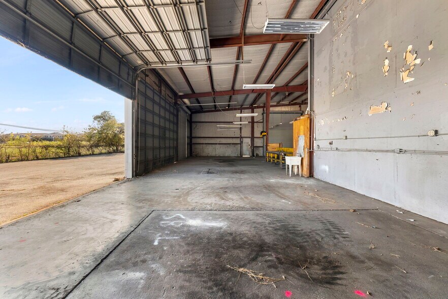 More Photos Of 290 Wonder World Dr, San Marcos Warehouse For Lease