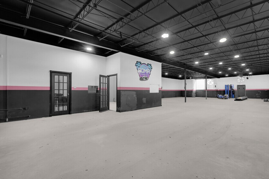 Primary Photo Of 4725 E 10th Ave, Hialeah Service For Lease