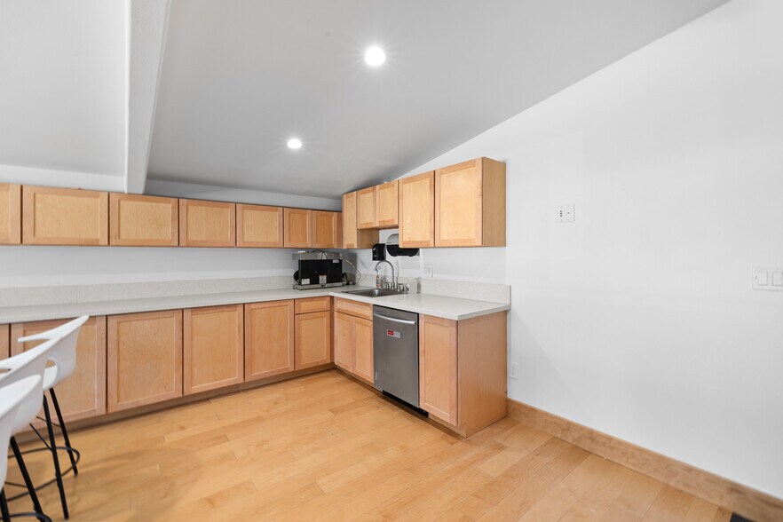 More Photos Of 18536 Oxnard St, Tarzana Warehouse For Sale