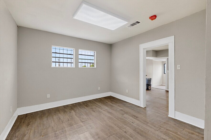 More Photos Of 3818 S Lancaster Rd, Dallas Showroom For Lease