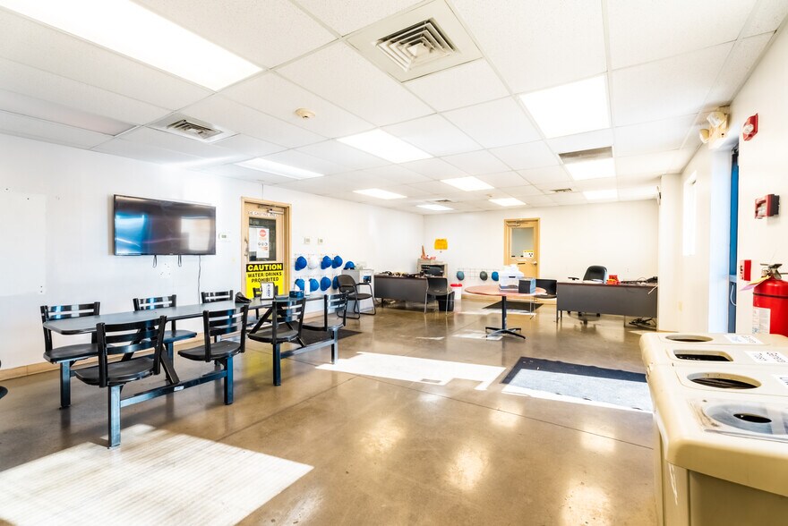 More Photos Of 9533 Commission Dr, Mascot Manufacturing For Lease