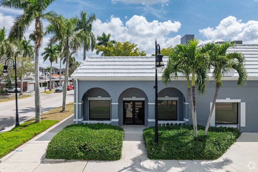 More Photos Of 405-445 8th St S, Naples Bank For Lease
