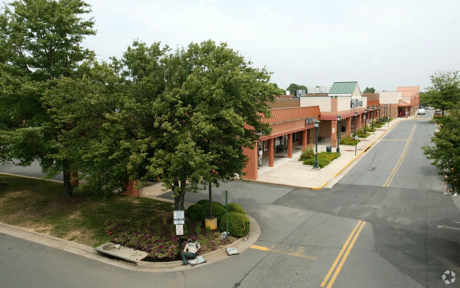 More Photos Of 5703-5745 Burke Centre Pky, Burke General Retail For Lease