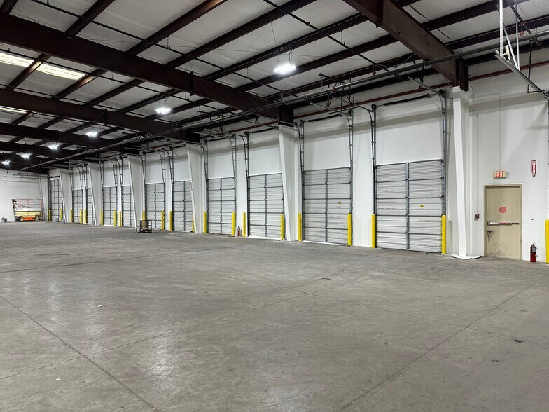 More Photos Of 8408 Amparan Rd, Laredo Warehouse For Lease
