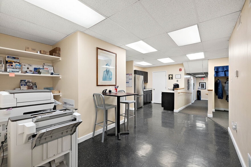 More Photos Of 2400 W 4th St, Wilmington Office For Sale