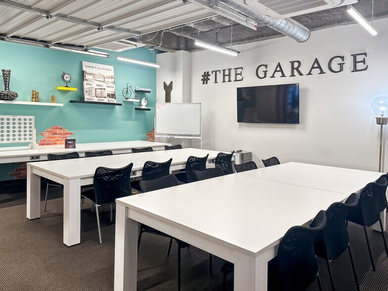 More Photos Of 2100 West Loop South, Houston Coworking Space