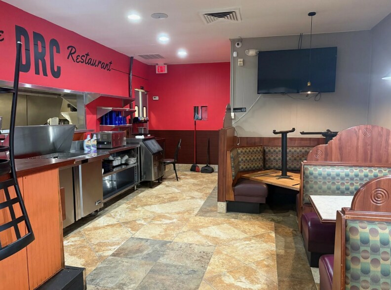 More Photos Of 15612 Fort St, Southgate Restaurant For Sale