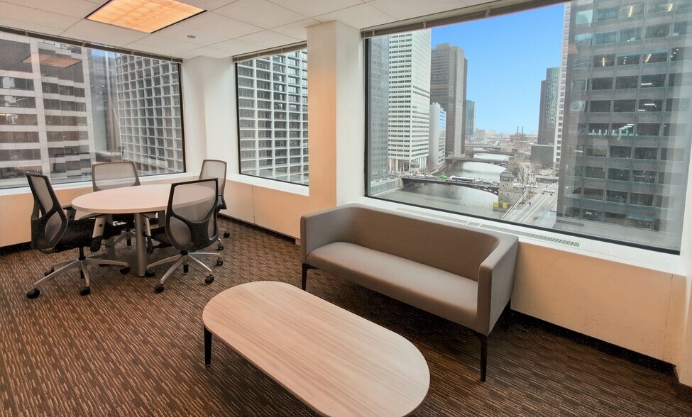 More Photos Of 10 S Riverside Plz, Chicago Office For Lease