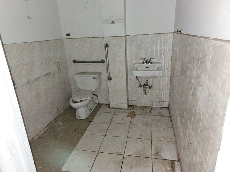 More Photos Of 252-254 Green St, South Hackensack Warehouse For Sale