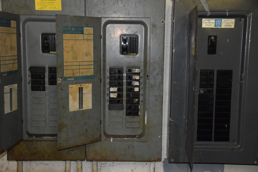 More Photos Of 21048-21054 Kelly Rd, Eastpointe Storefront For Sale