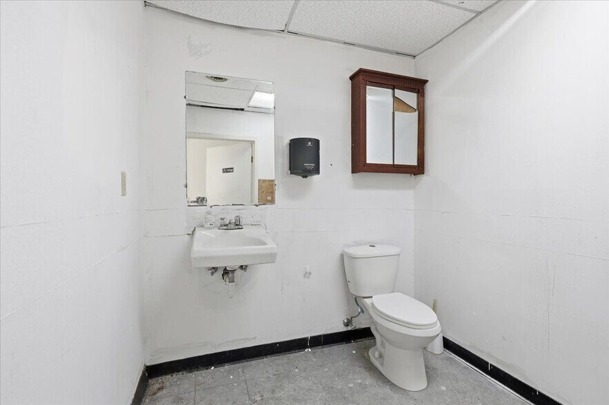 More Photos Of 8373 Kingston Pike, Knoxville Freestanding For Lease