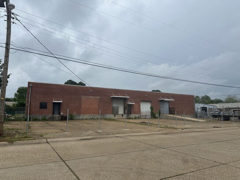 More Photos Of 925 Wholesale Row, Jackson Light Manufacturing For Sale