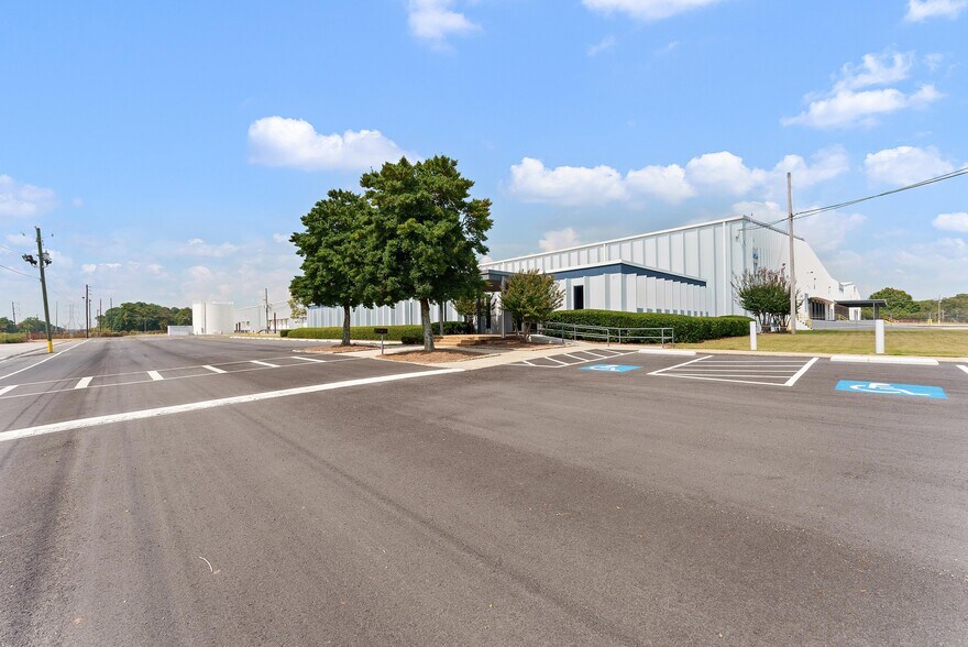 More Photos Of 5345 Old Dixie Hwy, Forest Park Distribution For Lease