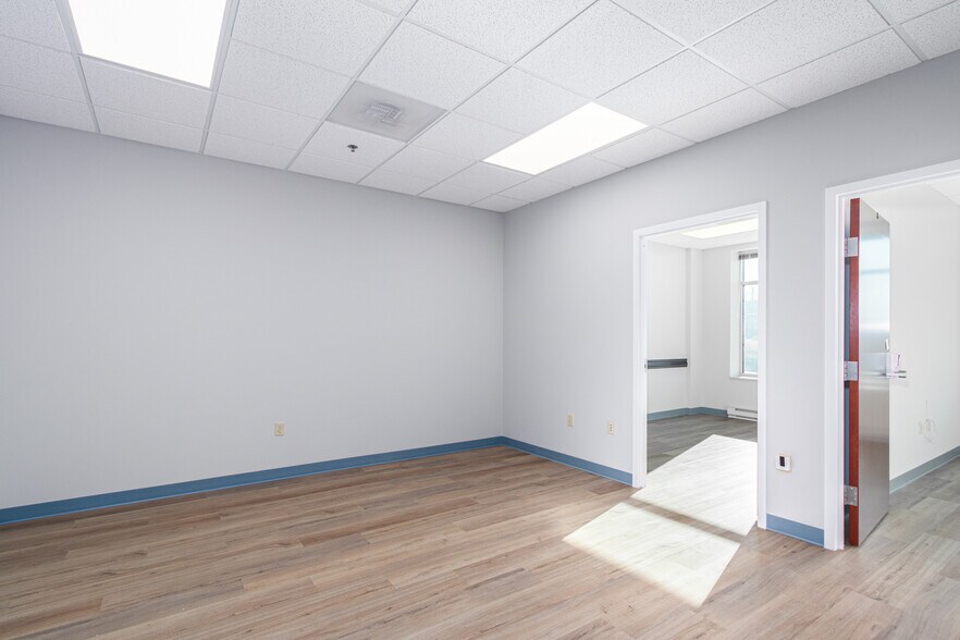 More Photos Of 21351 Gentry Dr, Sterling Office For Sale