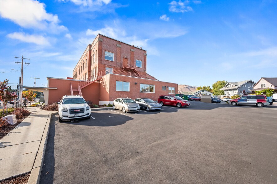 More Photos Of 300 S Okanogan Ave, Wenatchee Office For Sale