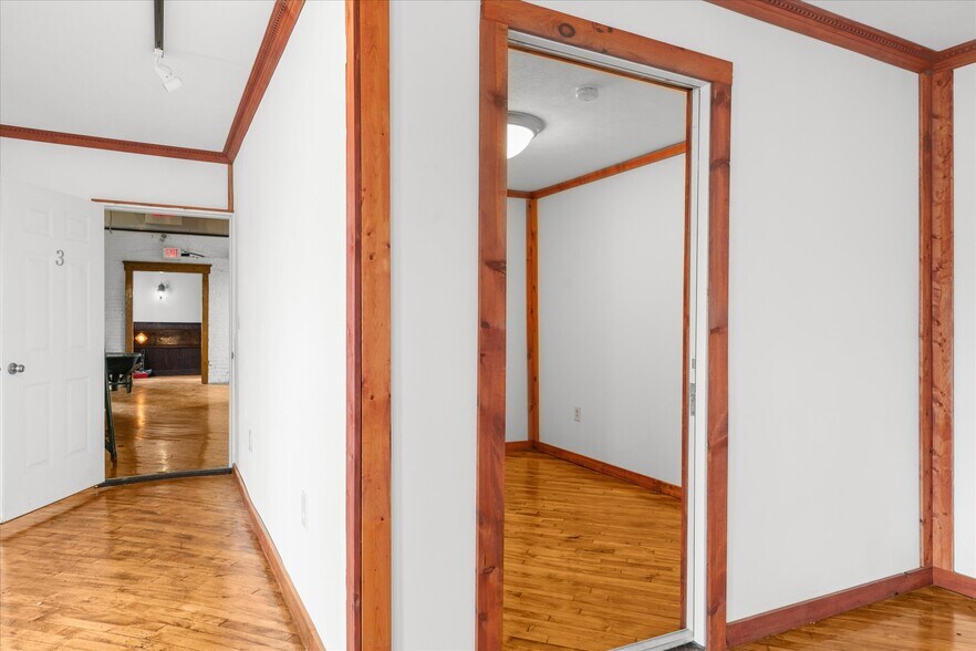 More Photos Of 102 S Richmond St, Fleetwood Warehouse For Sale