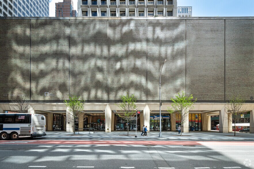 More Photos Of 909 Third Ave, New York Office For Lease