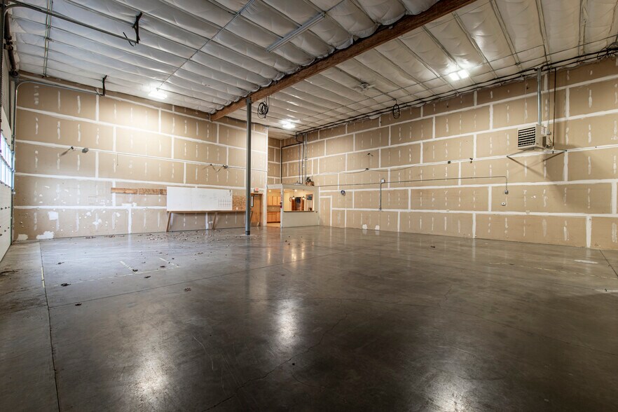 More Photos Of 3535 Del Webb Ave NE, Salem Warehouse For Lease