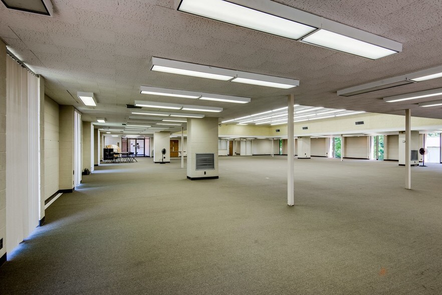 More Photos Of 305 E Hunt St, Dickson Office For Sale