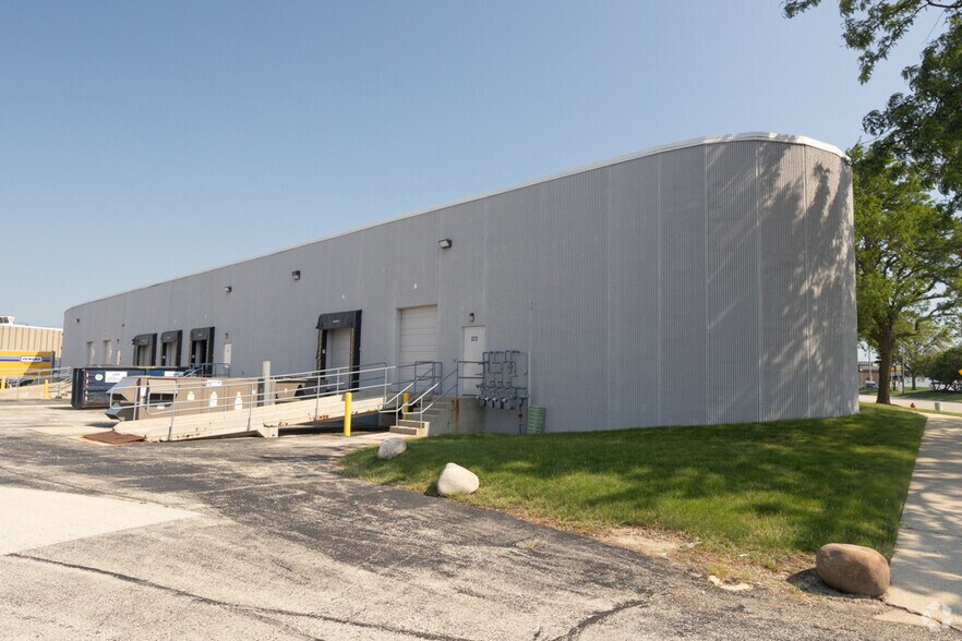 More Photos Of 890 Supreme Dr, Bensenville Warehouse For Lease
