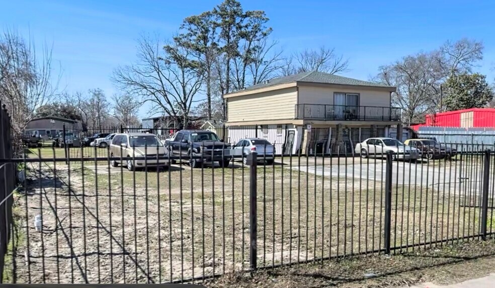More Photos Of 11611 Homestead Rd, Houston Freestanding For Lease