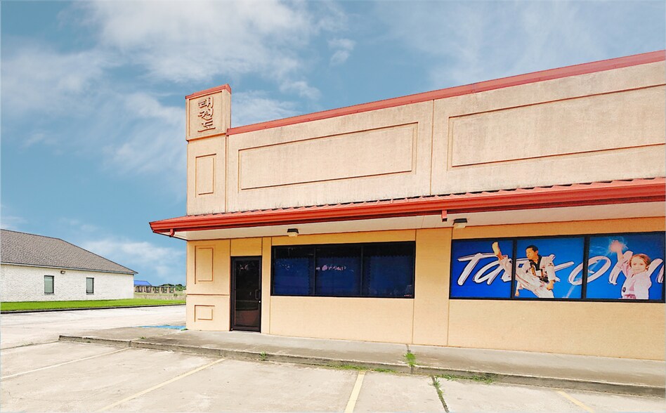 More Photos Of 213 E Henderson Rd, Angleton Freestanding For Lease