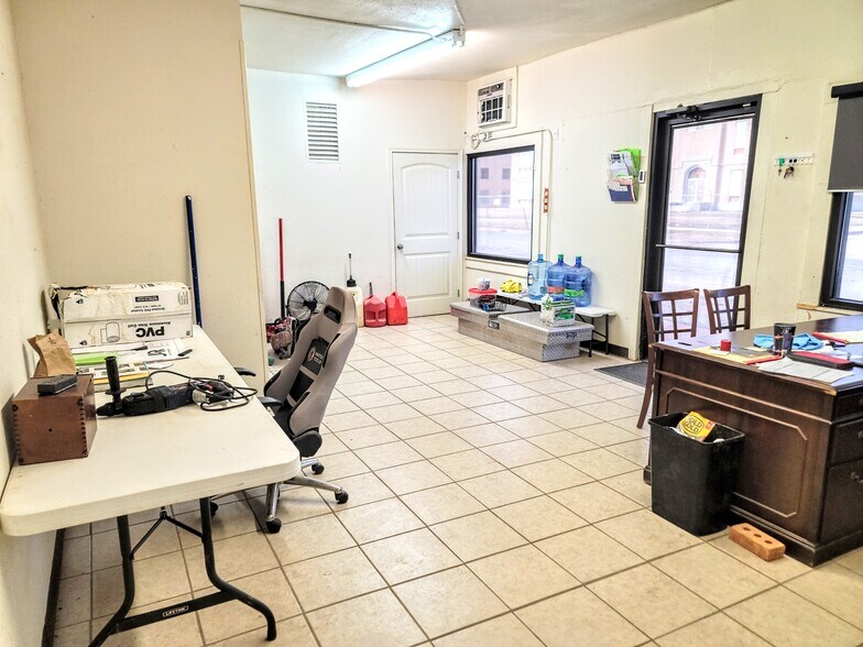 More Photos Of 1583 S 1st St, Abilene Light Distribution For Sale