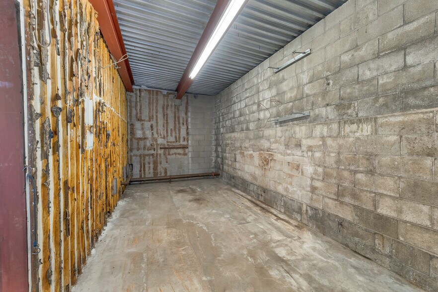 More Photos Of 15 Mont Vernon St, Milford Freestanding For Lease